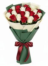 Букет Микс из красных и белых роз в Дорохово