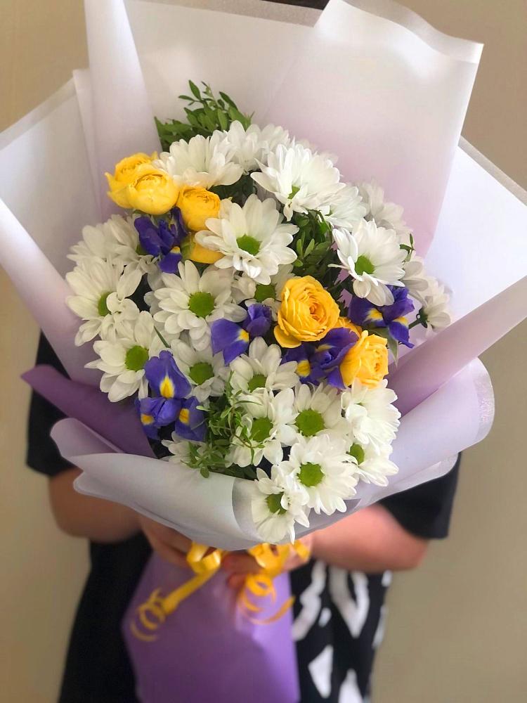 Букет цветов из: Ирисы, Хризантемы и Розы в Дорохово