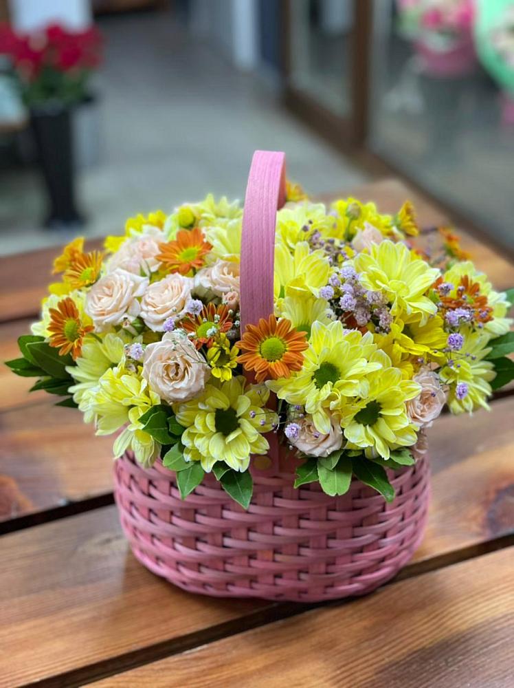 Цветочная композиция из Хризантемы и Розы в корзине в Дорохово