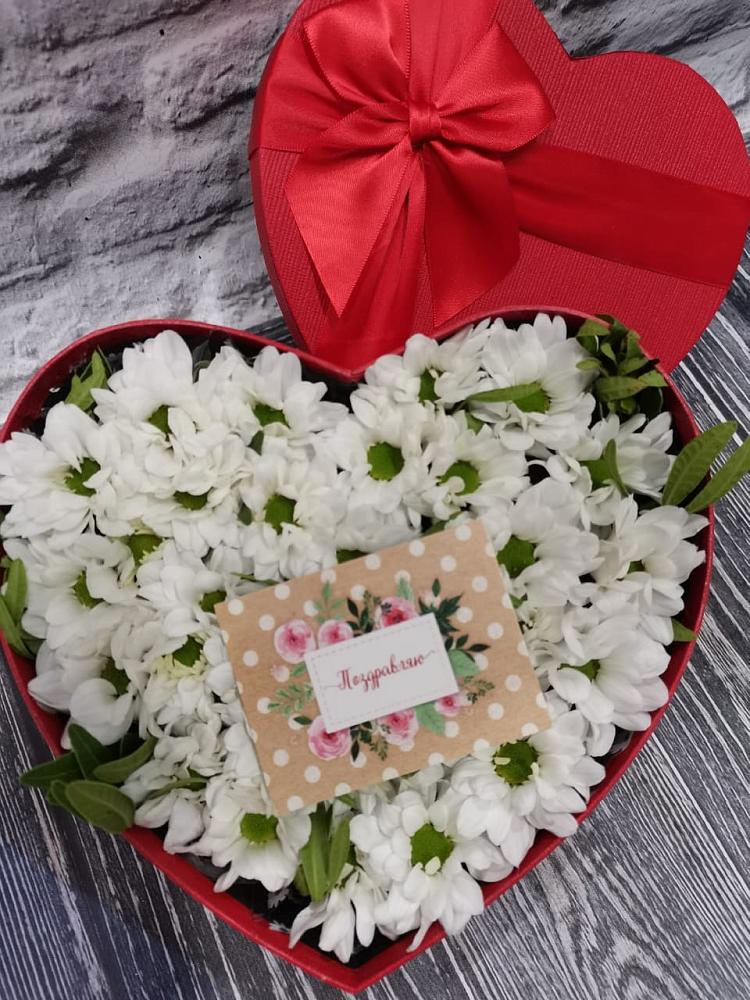 Цветочная композиция из Хризантемы в виде сердца в Дорохово