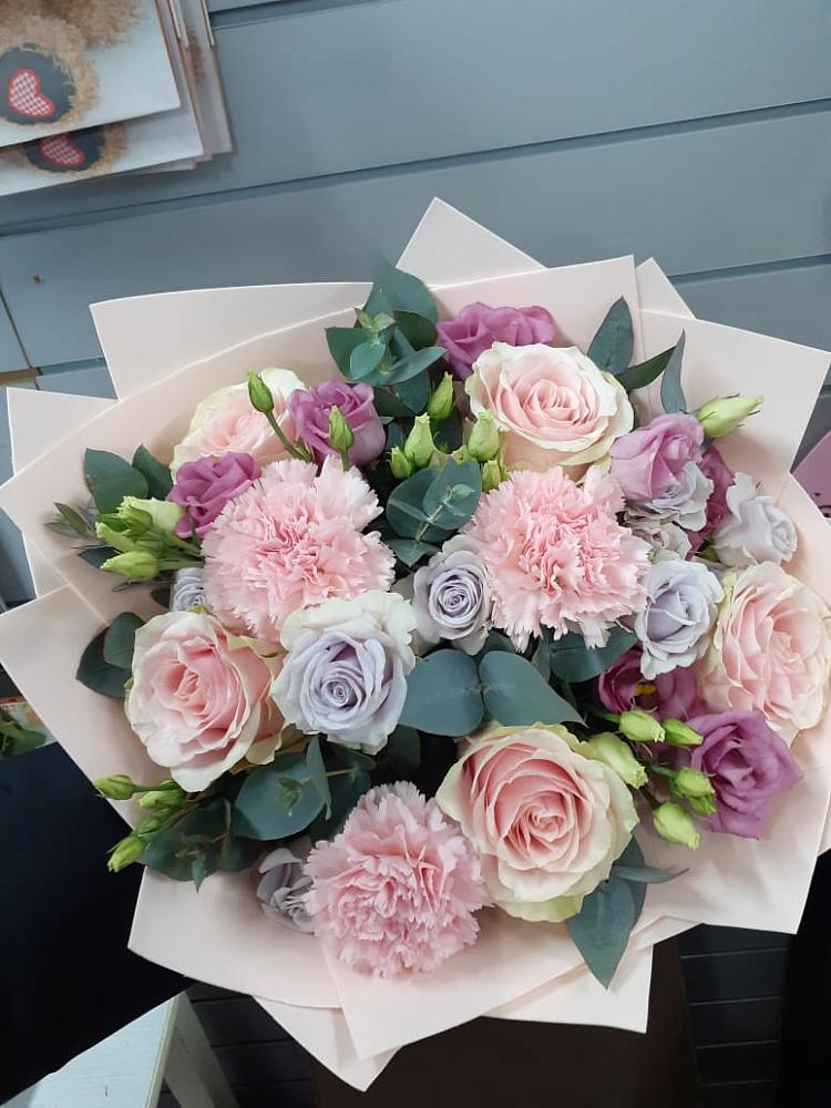 Букет цветов из: Розы, Гвоздики и Лизиантусы в Дорохово